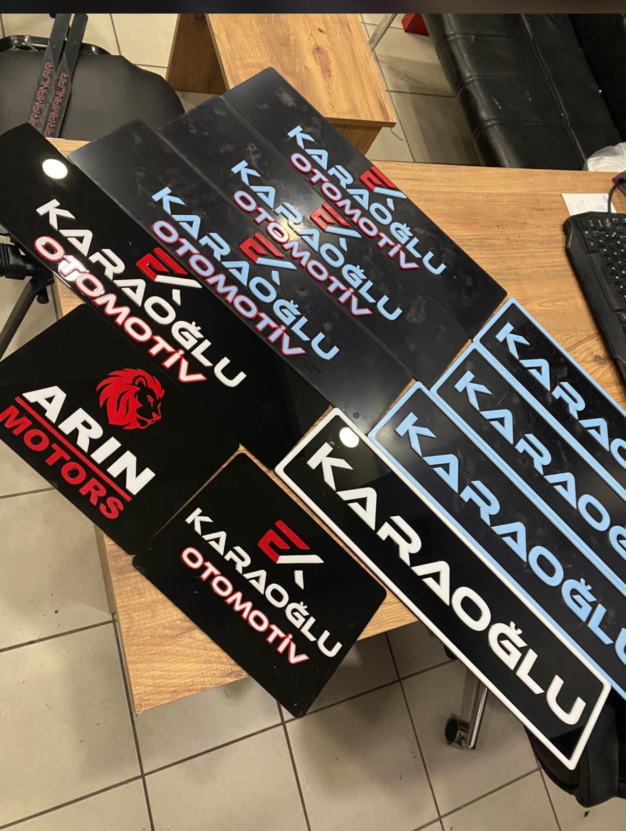 DEKOR ASKILI PLEKSİ KAPATMA