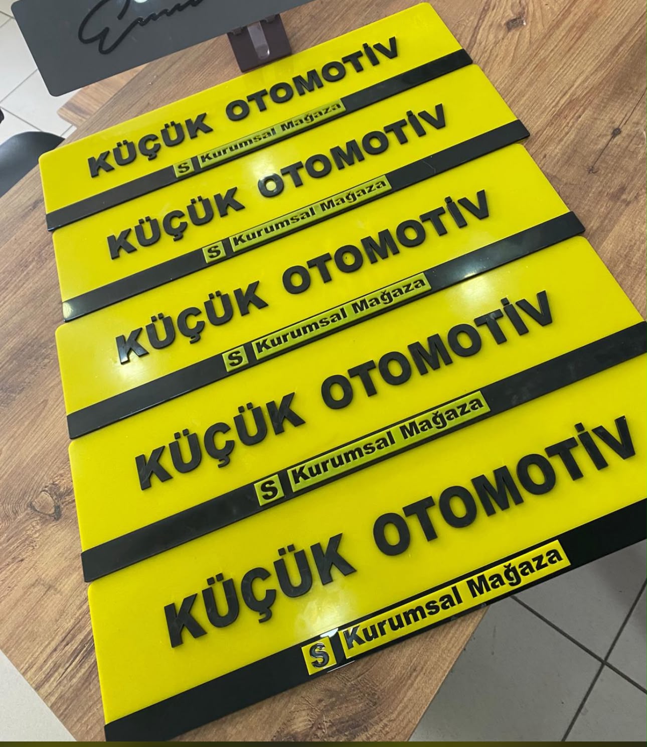 DEKOR ASKILI PLEKSİ KAPATMA