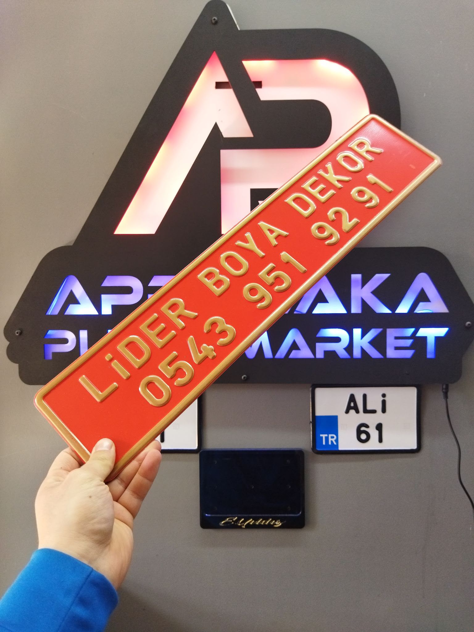 DEKOR ASKILI PLEKSİ KAPATMA