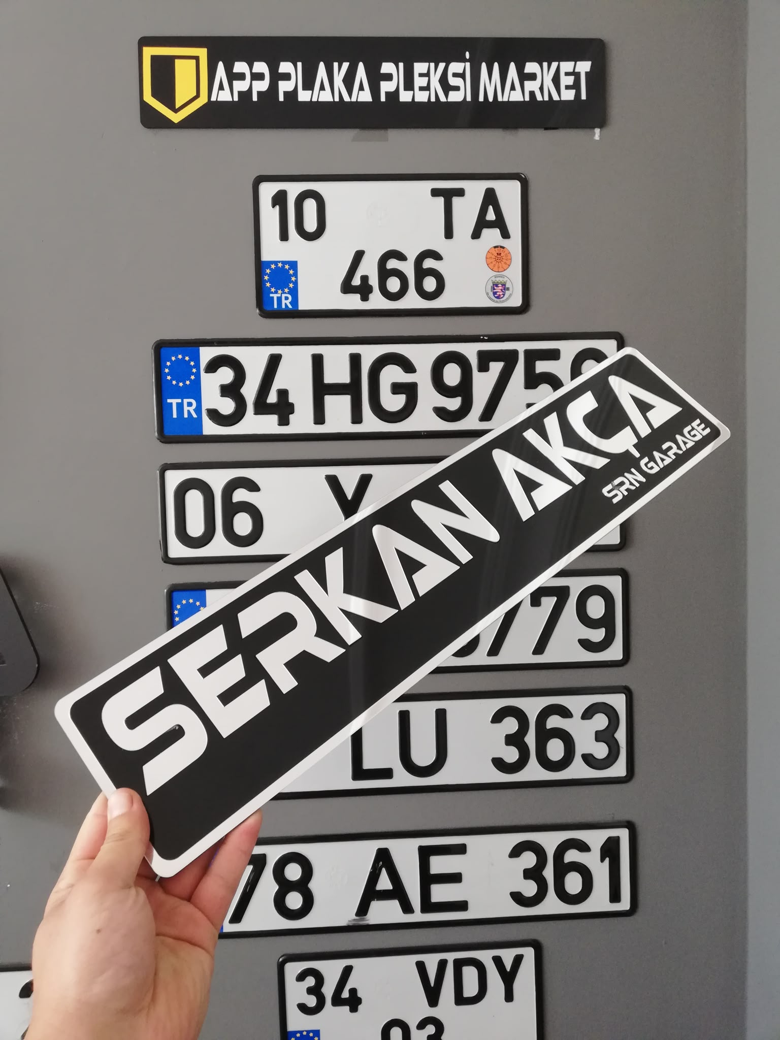 DEKOR ASKILI PLEKSİ KAPATMA
