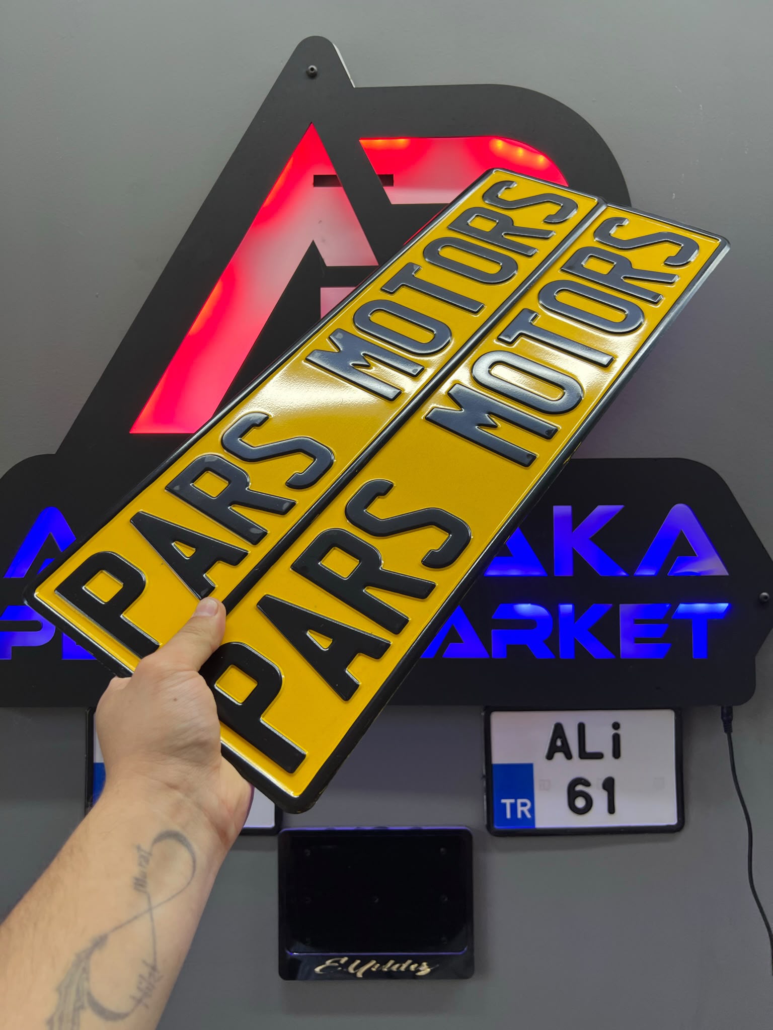 DEKOR ASKILI PLEKSİ KAPATMA