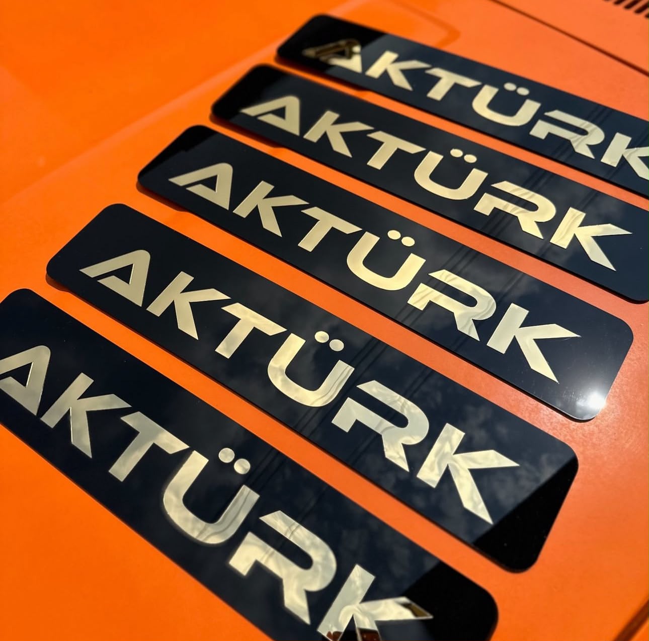 DEKOR ASKILI PLEKSİ KAPATMA