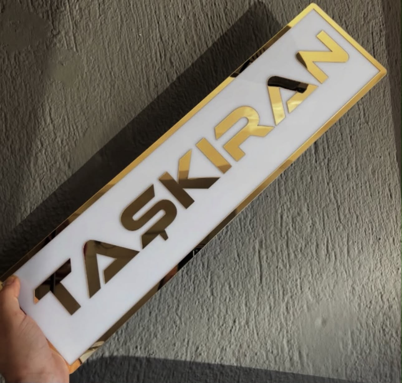 DEKOR ASKILI PLEKSİ KAPATMA