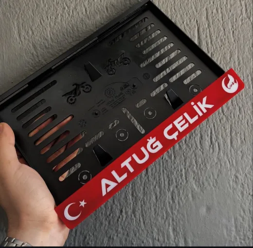 BAYRAK VE KURT LOGOLU KIRMIZI MOTORSİKLET PLEKSİ PLAKALIK