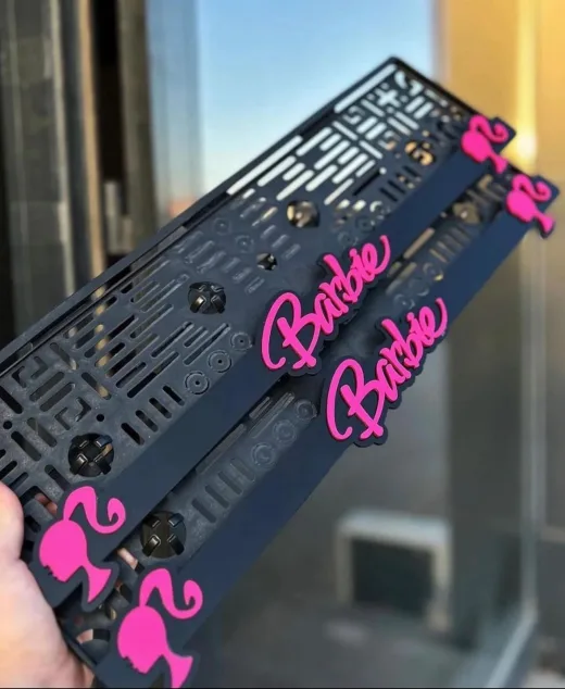 BARBİE LOGOLU YAZILI PLEKSİ PLAKALIK