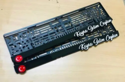 BAYRAK LOGOLU EL YAZILI ÇIKINTILI PLEKSİ PLAKALIK